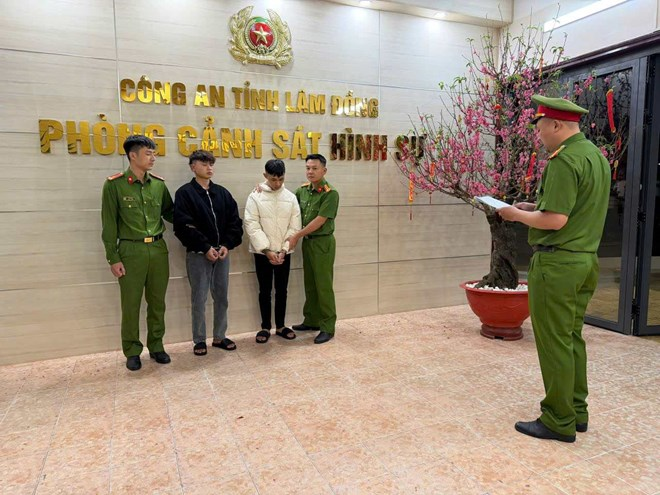 Bắt giữ 2 đối tượng cướp giật tài sản tại tiệm vàng ở Lâm Đồng